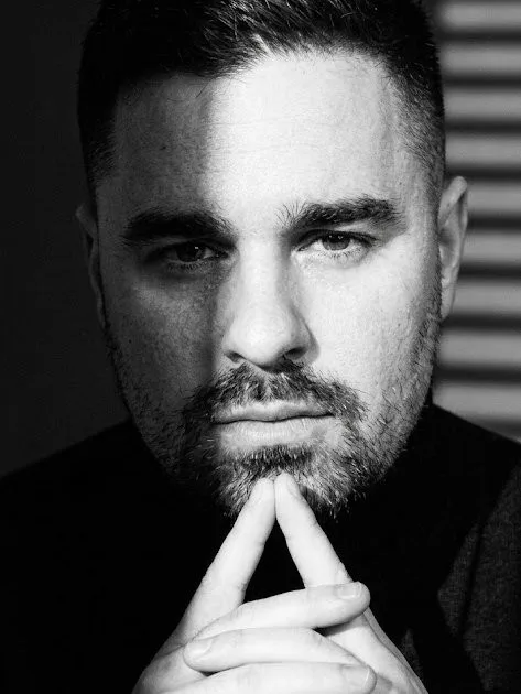 Retrato en blanco y negro de Cristofer Cruz, consultor SEO